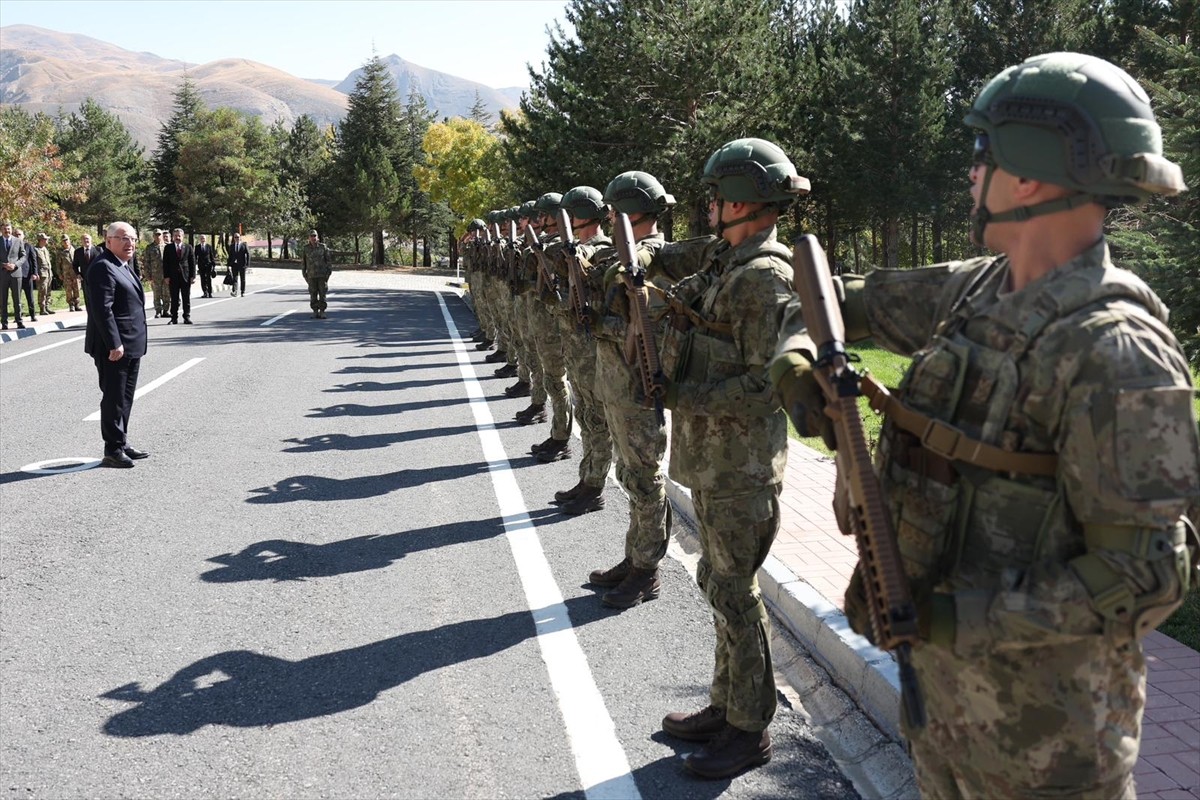 Milli Savunma Bakanı Yaşar Güler, Hakkari'de Dağ ve Komando Tugay Komutanlığında gerçekleştirdiği...