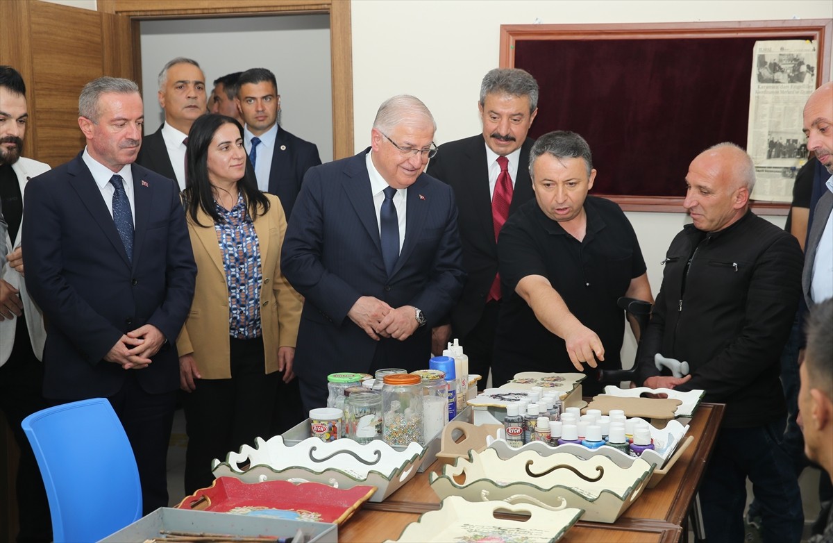 Milli Savunma Bakanı Yaşar Güler, Hakkari'de ziyaretlerde bulundu, gençlerle bir araya geldi....