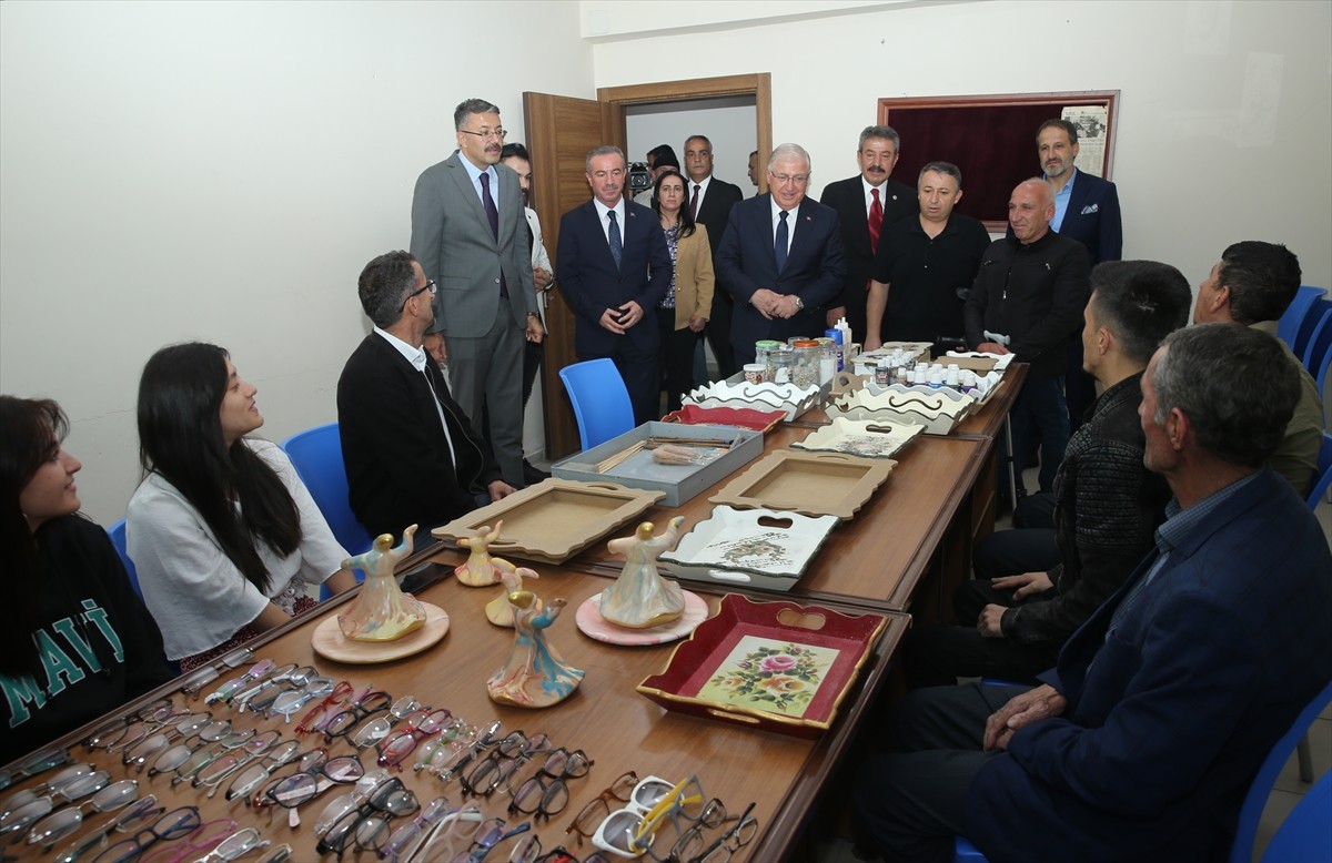 Milli Savunma Bakanı Yaşar Güler, Hakkari'de ziyaretlerde bulundu, gençlerle bir araya geldi....