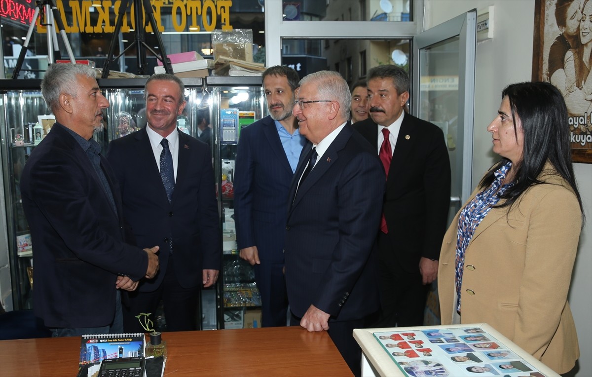 Milli Savunma Bakanı Yaşar Güler, Hakkari'de ziyaretlerde bulundu, gençlerle bir araya geldi....