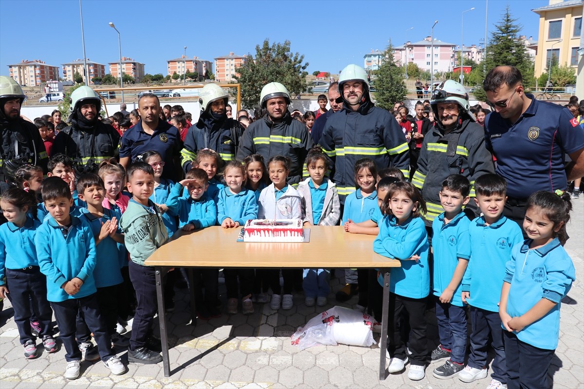 Sivas'ta bir okulun öğrencileri, yangın ihbarı yapılarak okula çağırılan itfaiyecileri alkışlarla...