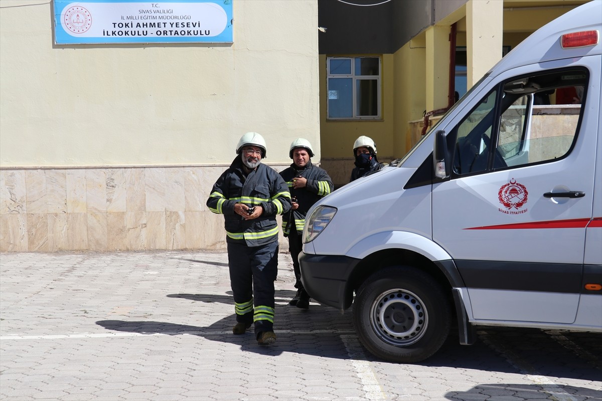 Sivas'ta bir okulun öğrencileri, yangın ihbarı yapılarak okula çağırılan itfaiyecileri alkışlarla...