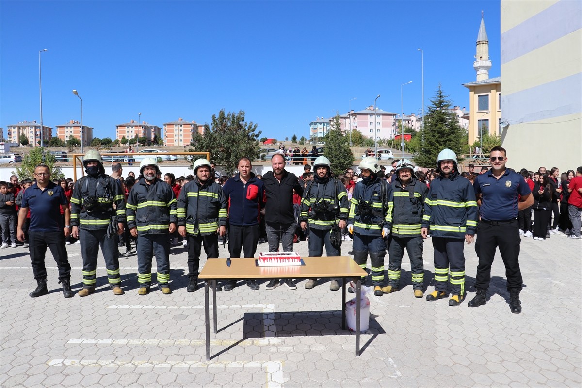 Sivas'ta bir okulun öğrencileri, yangın ihbarı yapılarak okula çağırılan itfaiyecileri alkışlarla...