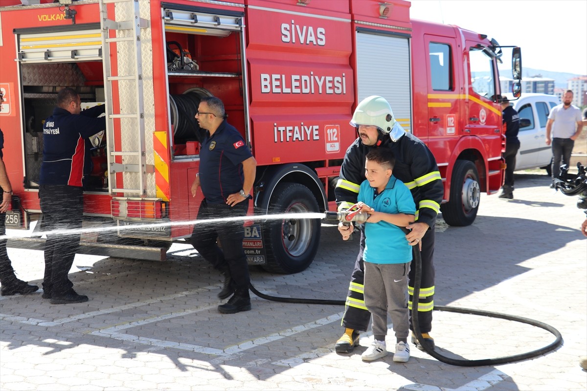 Sivas'ta bir okulun öğrencileri, yangın ihbarı yapılarak okula çağırılan itfaiyecileri alkışlarla...