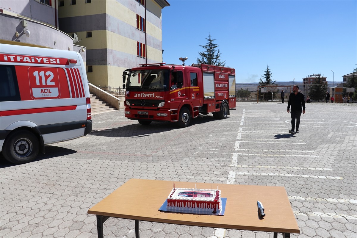 Sivas'ta bir okulun öğrencileri, yangın ihbarı yapılarak okula çağırılan itfaiyecileri alkışlarla...