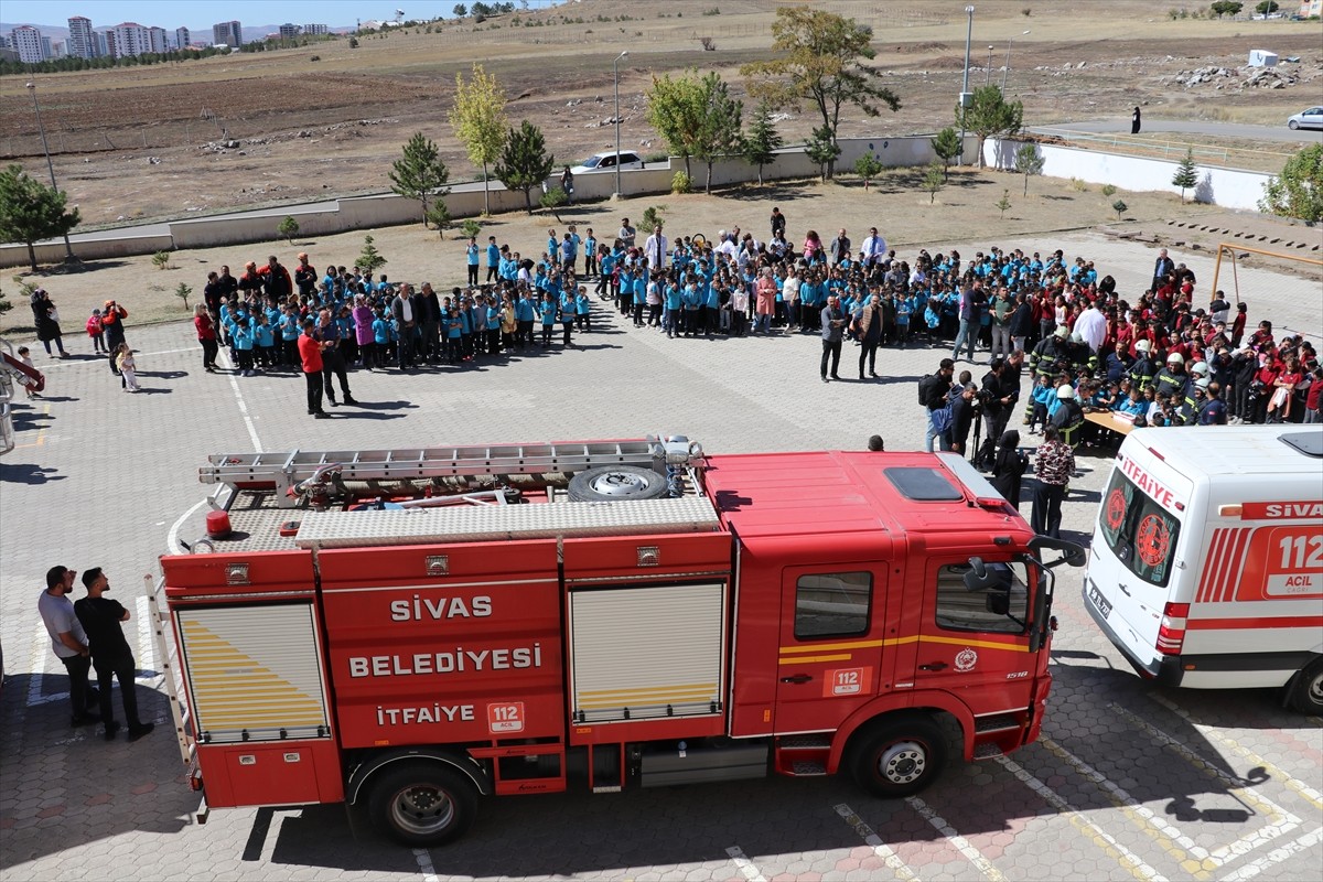 Sivas'ta bir okulun öğrencileri, yangın ihbarı yapılarak okula çağırılan itfaiyecileri alkışlarla...