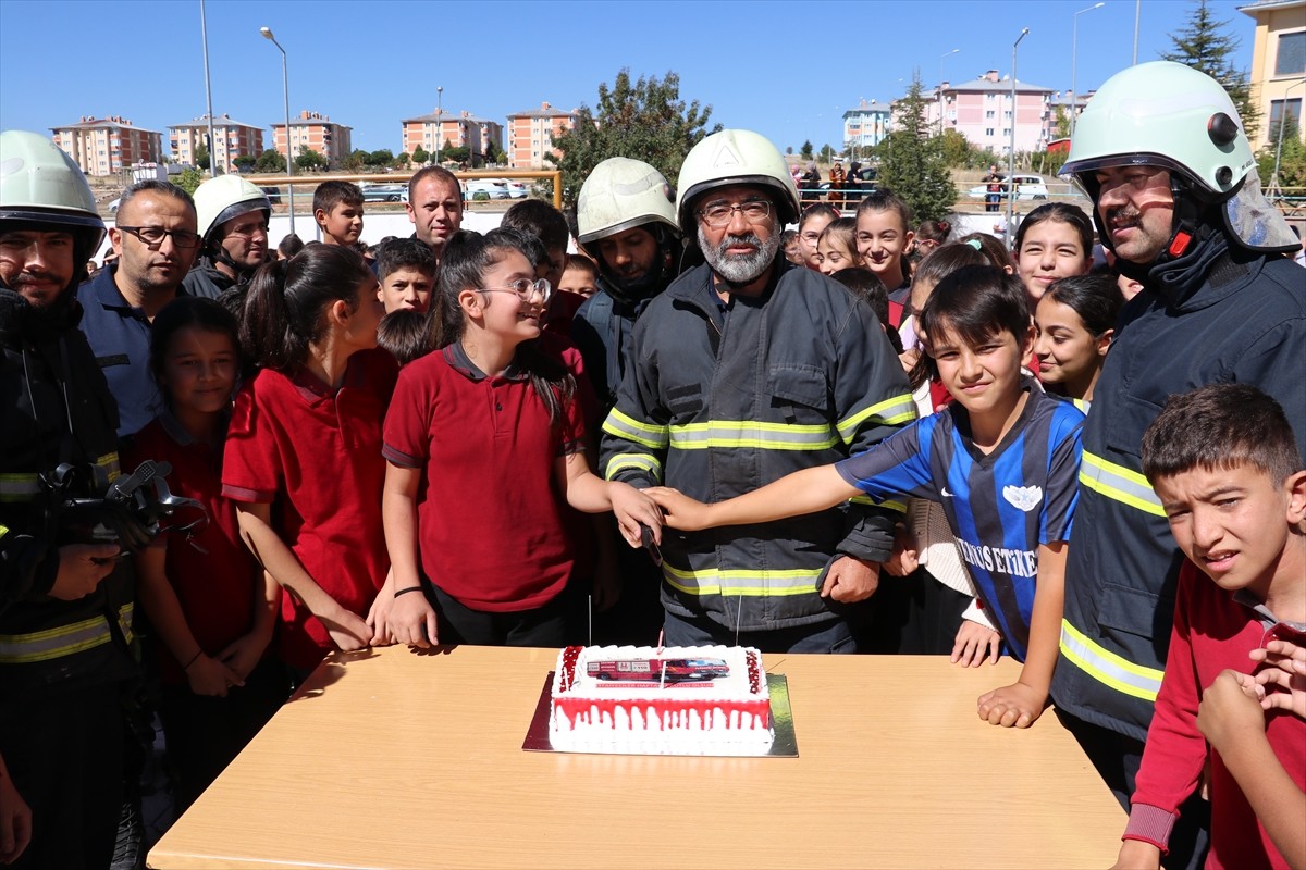 Sivas'ta bir okulun öğrencileri, yangın ihbarı yapılarak okula çağırılan itfaiyecileri alkışlarla...