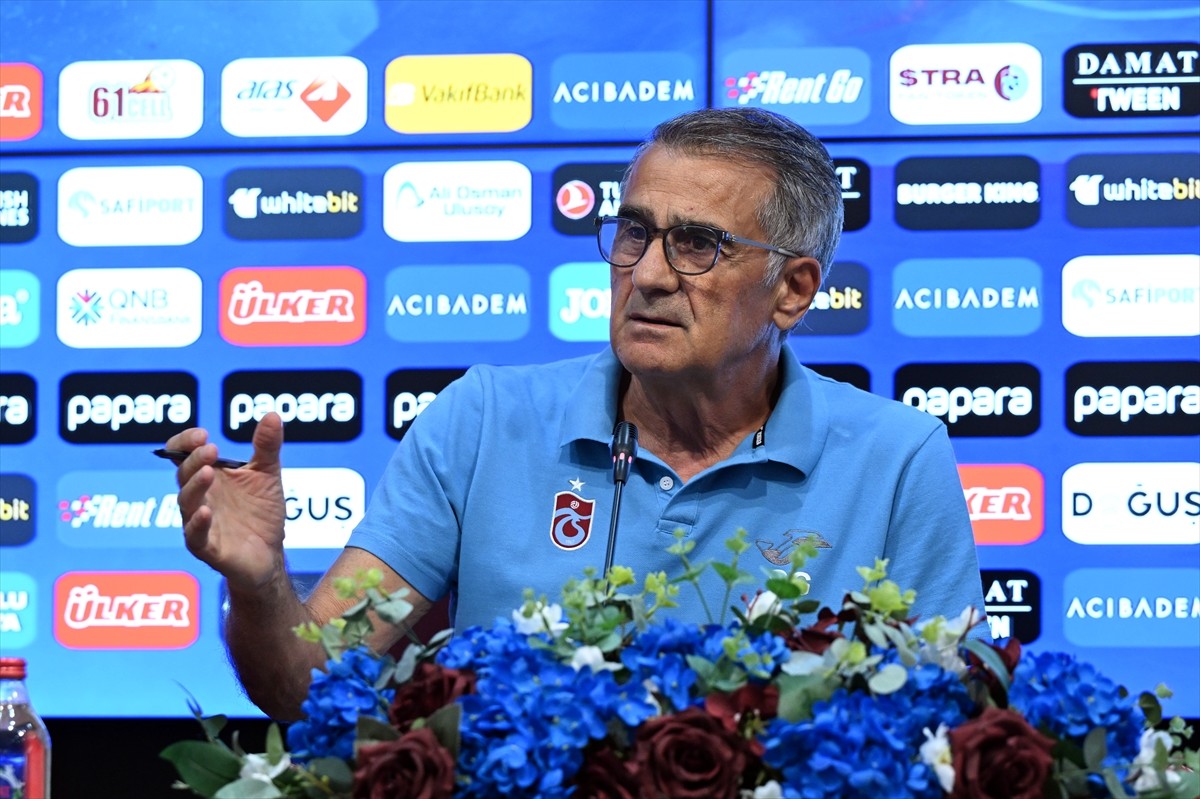 Trabzonspor Teknik Direktörü Şenol Güneş, Mehmet Ali Yılmaz Tesisleri'nde düzenlediği basın...