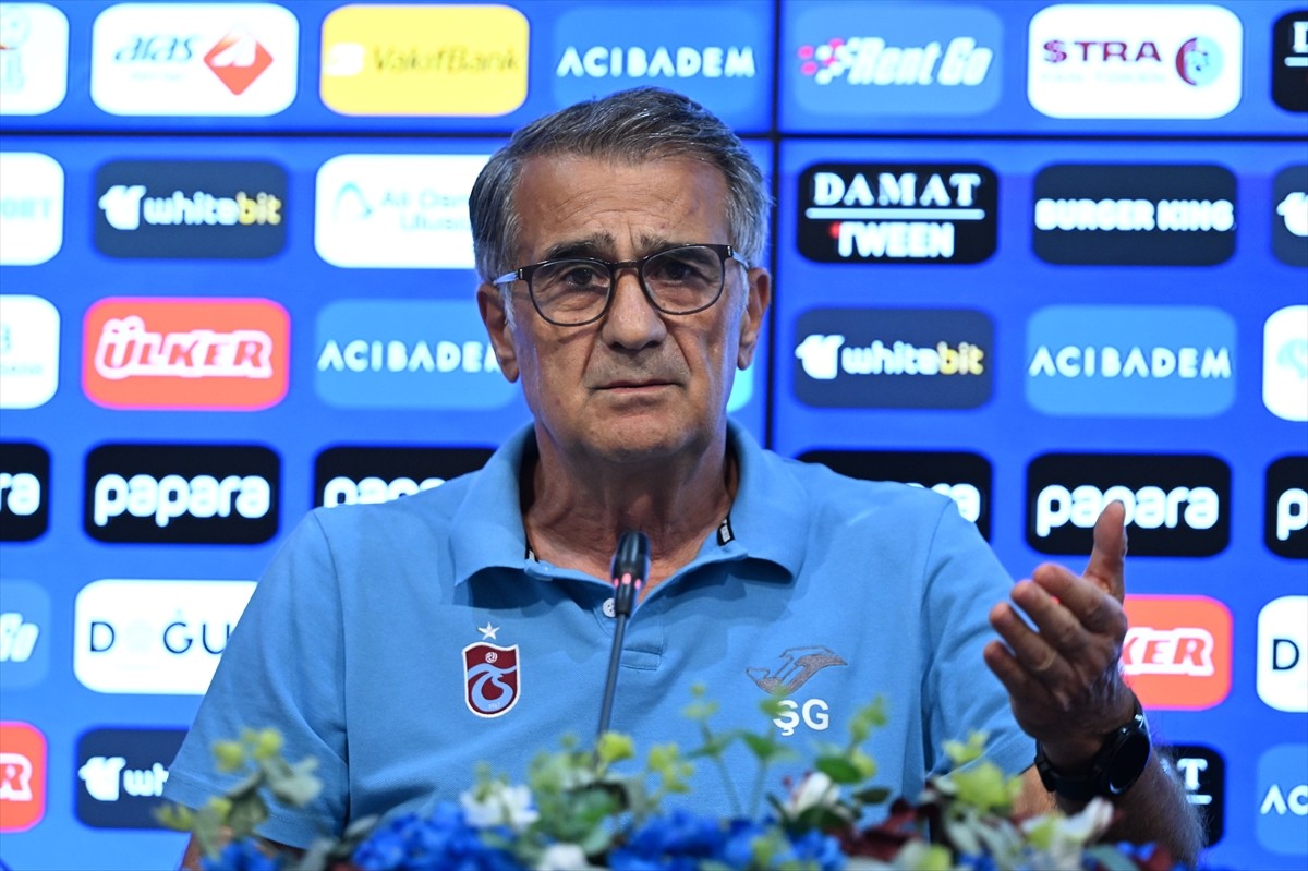 Trabzonspor Teknik Direktörü Şenol Güneş, Mehmet Ali Yılmaz Tesisleri'nde düzenlediği basın...