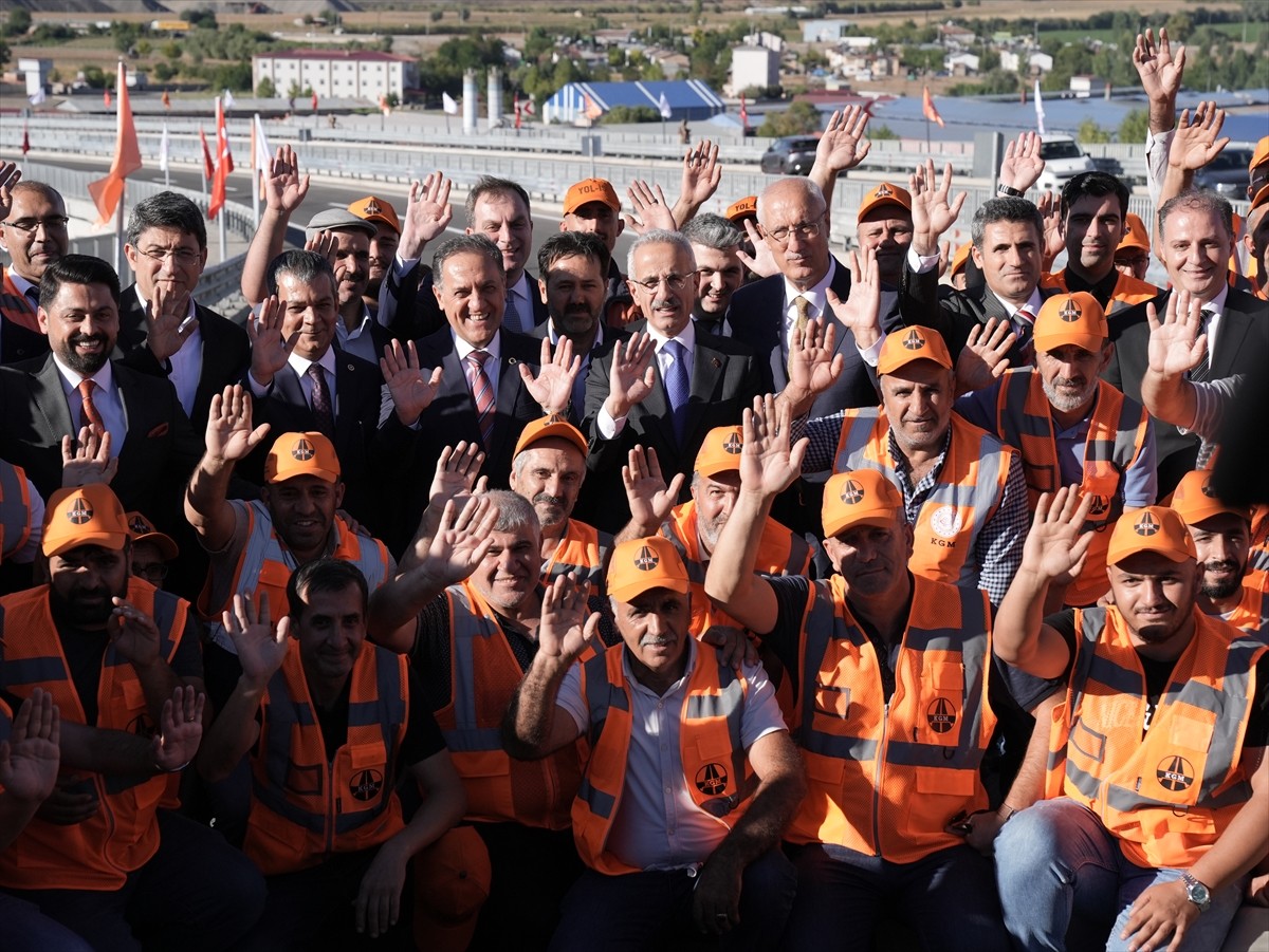 Ulaştırma ve Altyapı Bakanı Abdulkadir Uraloğlu, Bingöl'de temasları kapsamında Bingöl'ün Genç...