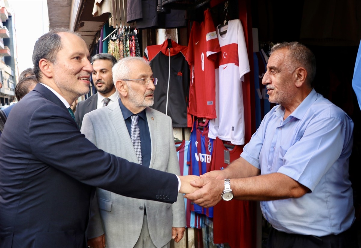 Yeniden Refah Partisi Genel Başkanı Fatih Erbakan, Trabzon'da ziyaretler yaptı. Arsin Belediyesini...