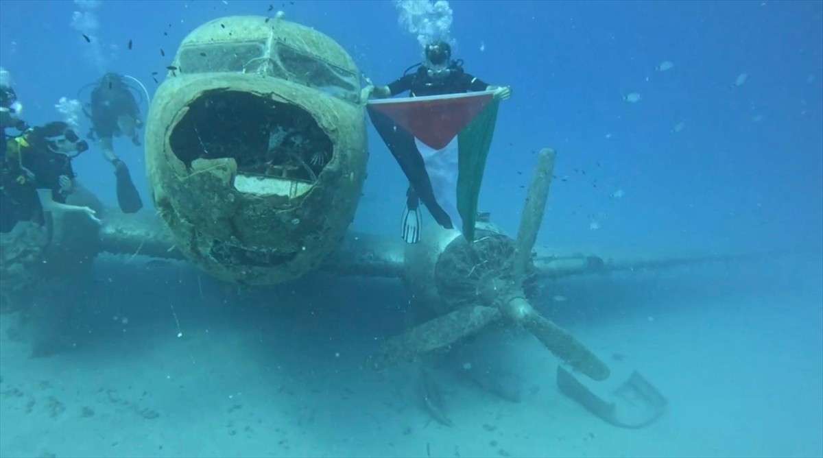 Antalya'nın Kaş ilçesinde dalış yapan Onur Uygun, uçak batığının bulunduğu bölgede Filistin...