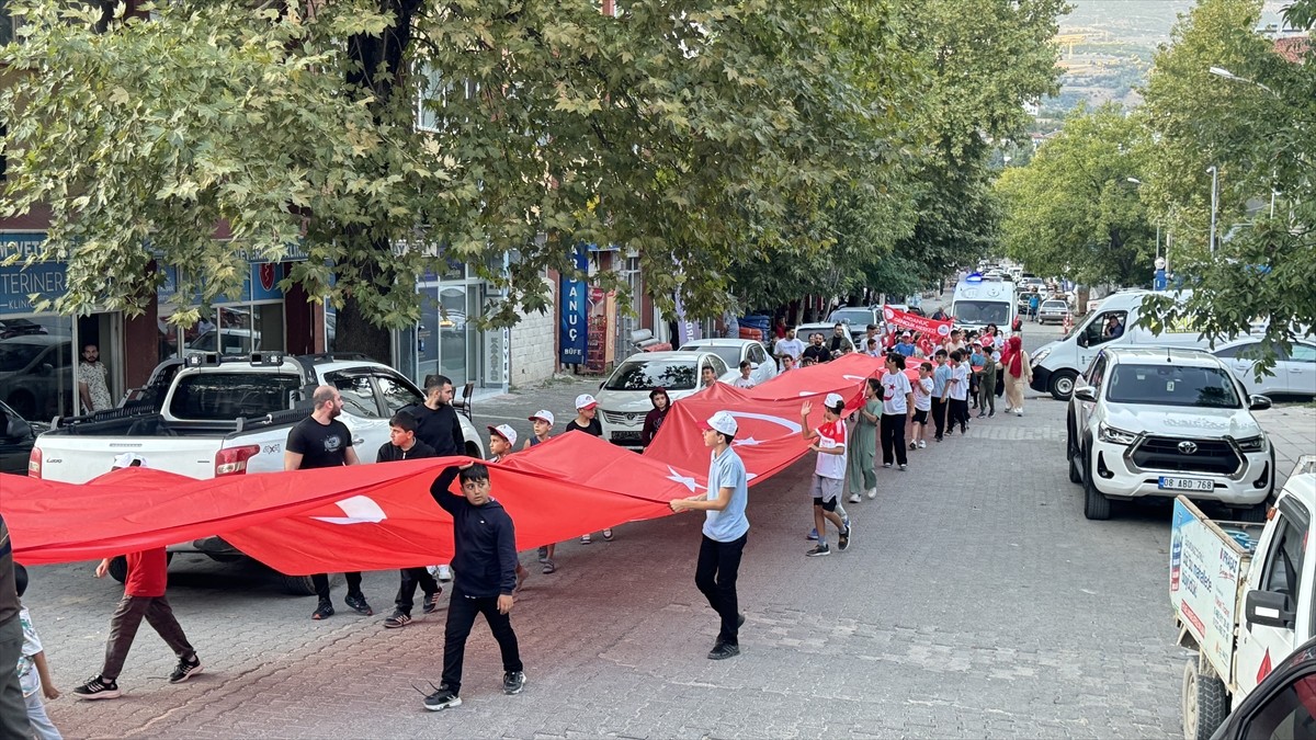 Artvin'de bu yıl üçüncüsü düzenlenen "Ardanuç Kültür Sanat Festivali" kortej yürüyüşüyle başladı....