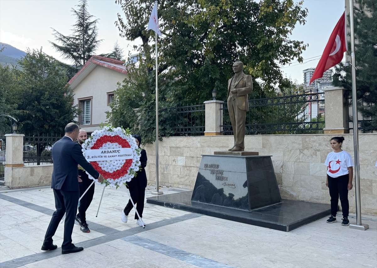 Artvin'de bu yıl üçüncüsü düzenlenen "Ardanuç Kültür Sanat Festivali" kortej yürüyüşüyle başladı....