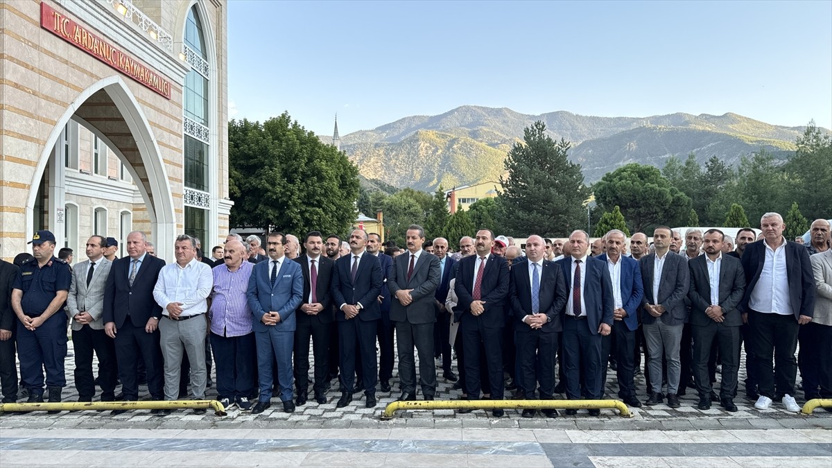 Artvin'de bu yıl üçüncüsü düzenlenen "Ardanuç Kültür Sanat Festivali" kortej yürüyüşüyle başladı....