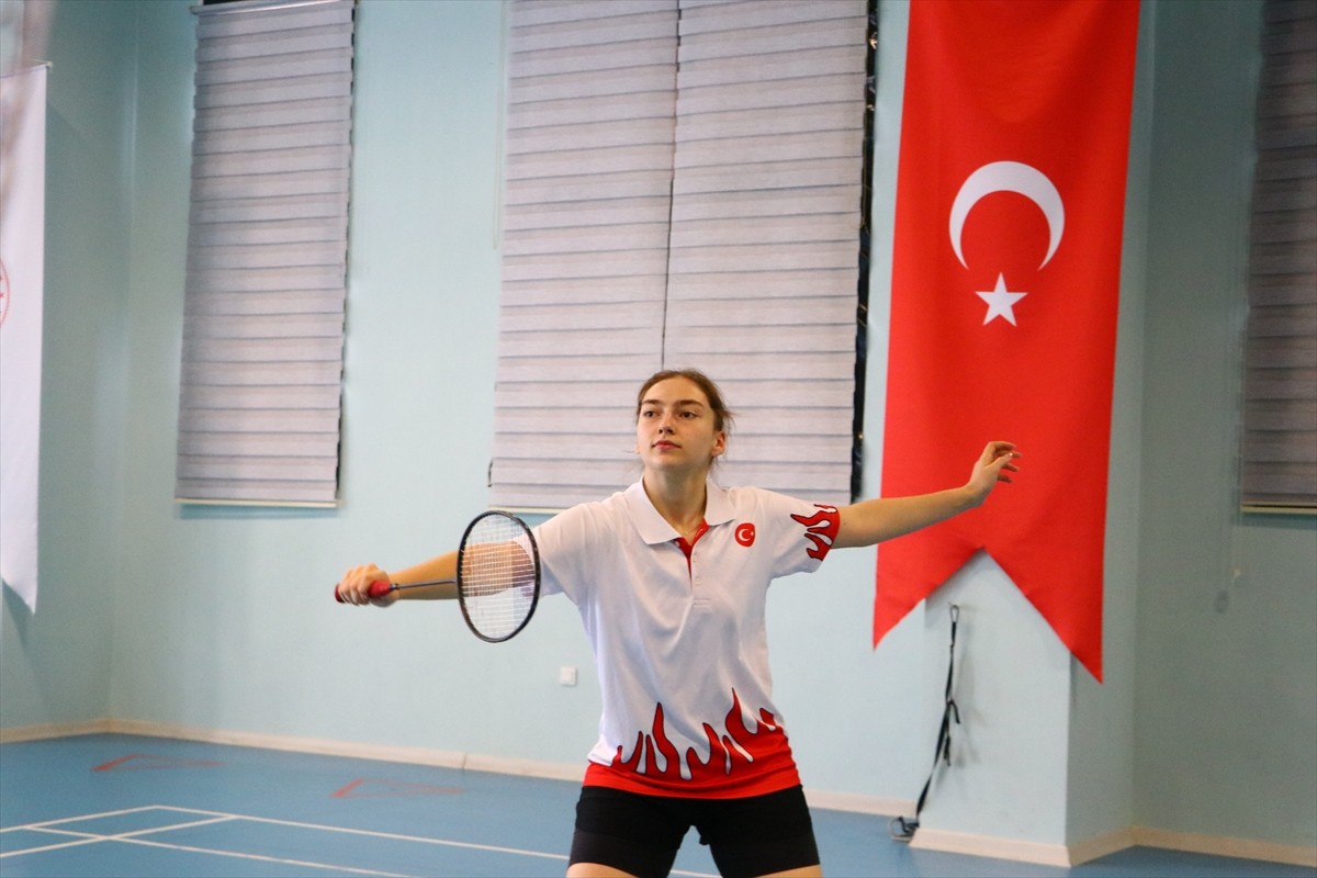 Avrupa üçüncüsü 18 yaşındaki milli badmintoncu Sinem Yıldız, Dünya Gençler Şampiyonası'nda da...