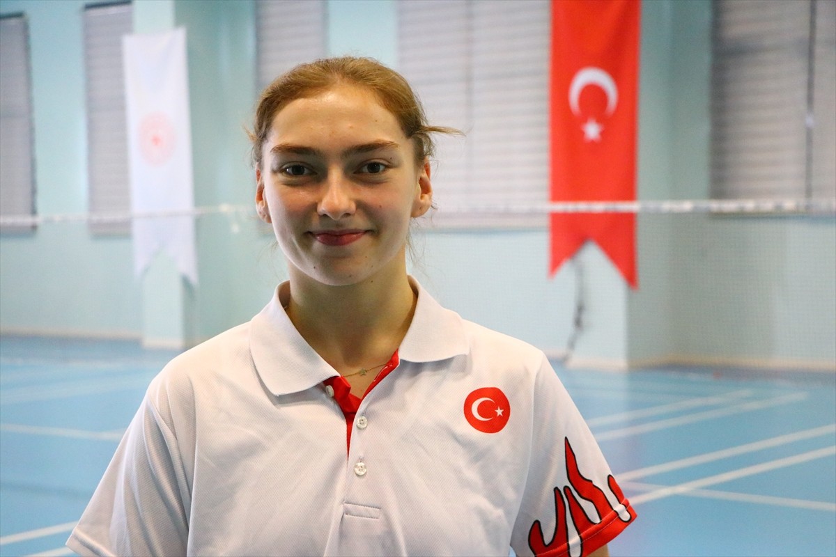 Avrupa üçüncüsü 18 yaşındaki milli badmintoncu Sinem Yıldız, Dünya Gençler Şampiyonası'nda da...