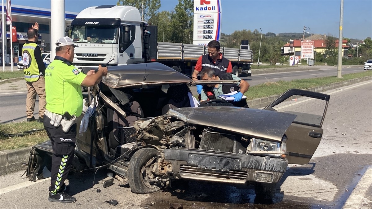 Bartın'da temizlik aracına çarpan otomobilin sürücüsü ağır yaralandı. Ekipler kaza mahallinde...