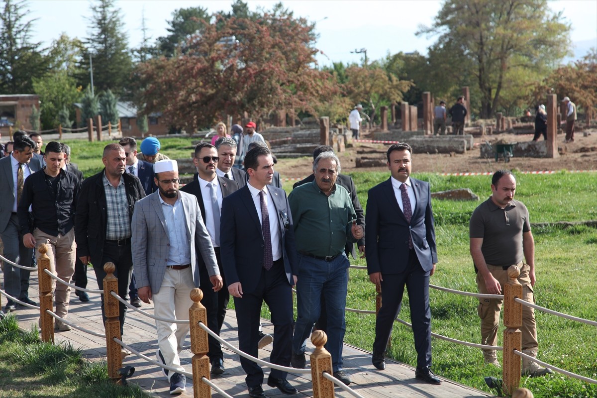 Bitlis Valisi Ahmet Karakaya (ortada), Ahlat ilçesindeki Selçuklu Meydan Mezarlığı'nı ziyaret...