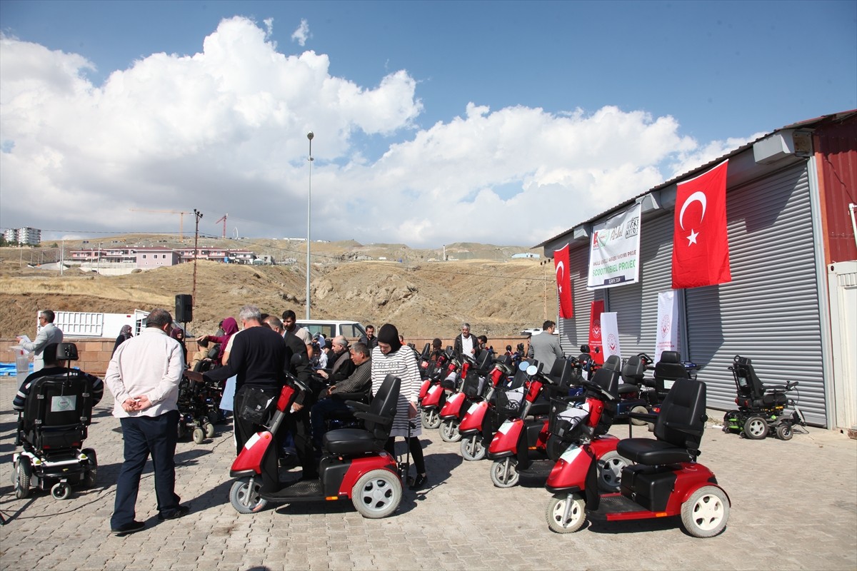 Bitlis'in Ahlat ilçesinde, engellilerin hayatının kolaylaştırılması amacıyla temin edilen 50 akülü...