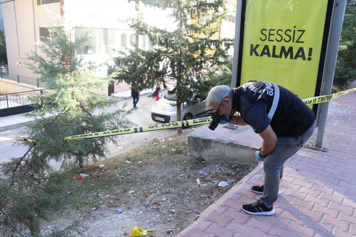 Burdur'da otobüs durağında beklerken bir kişinin av tüfeğiyle ateş açtığı kadın yaralanarak...