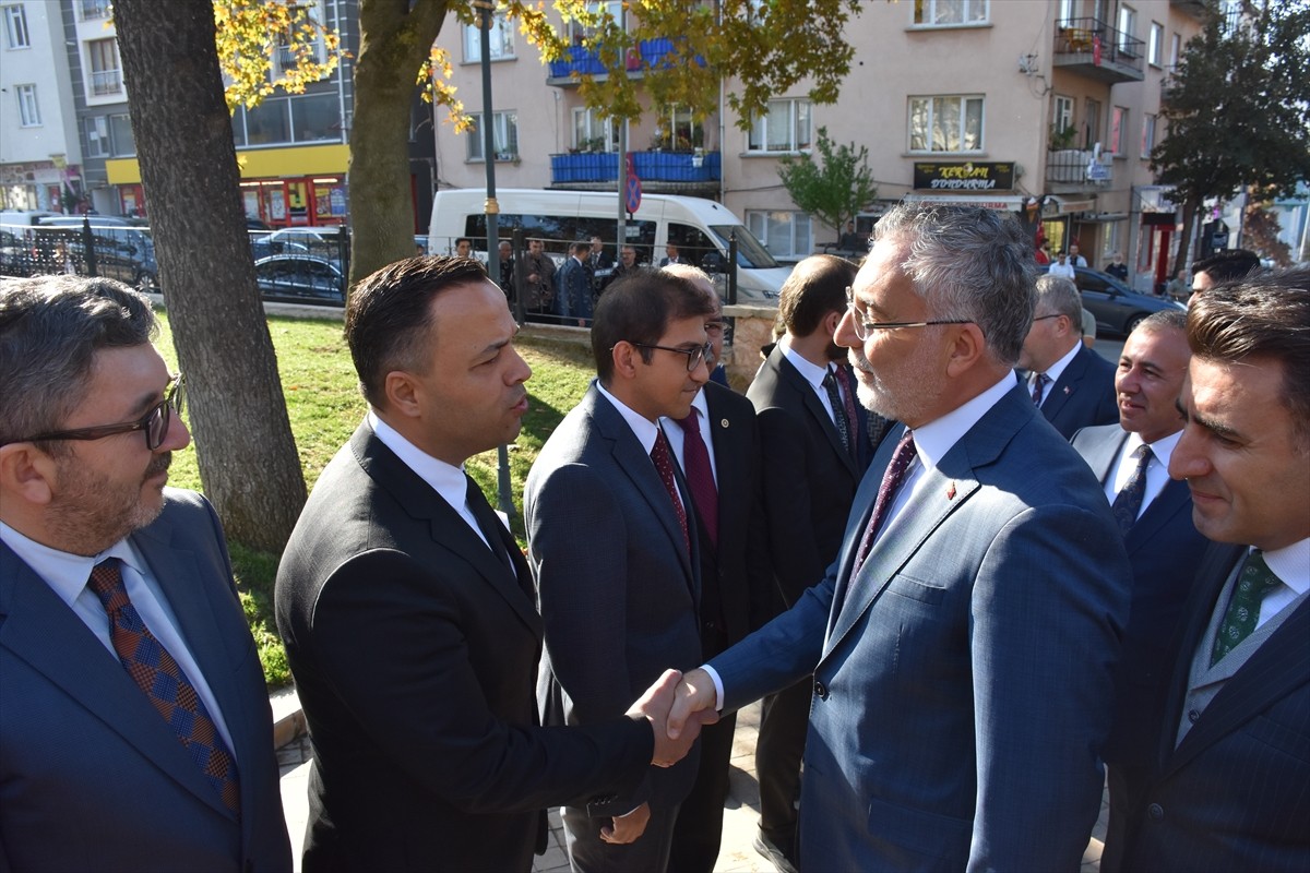 Çalışma ve Sosyal Güvenlik Bakanı Vedat Işıkhan (sol), bir dizi programa katılmak üzere geldiği...