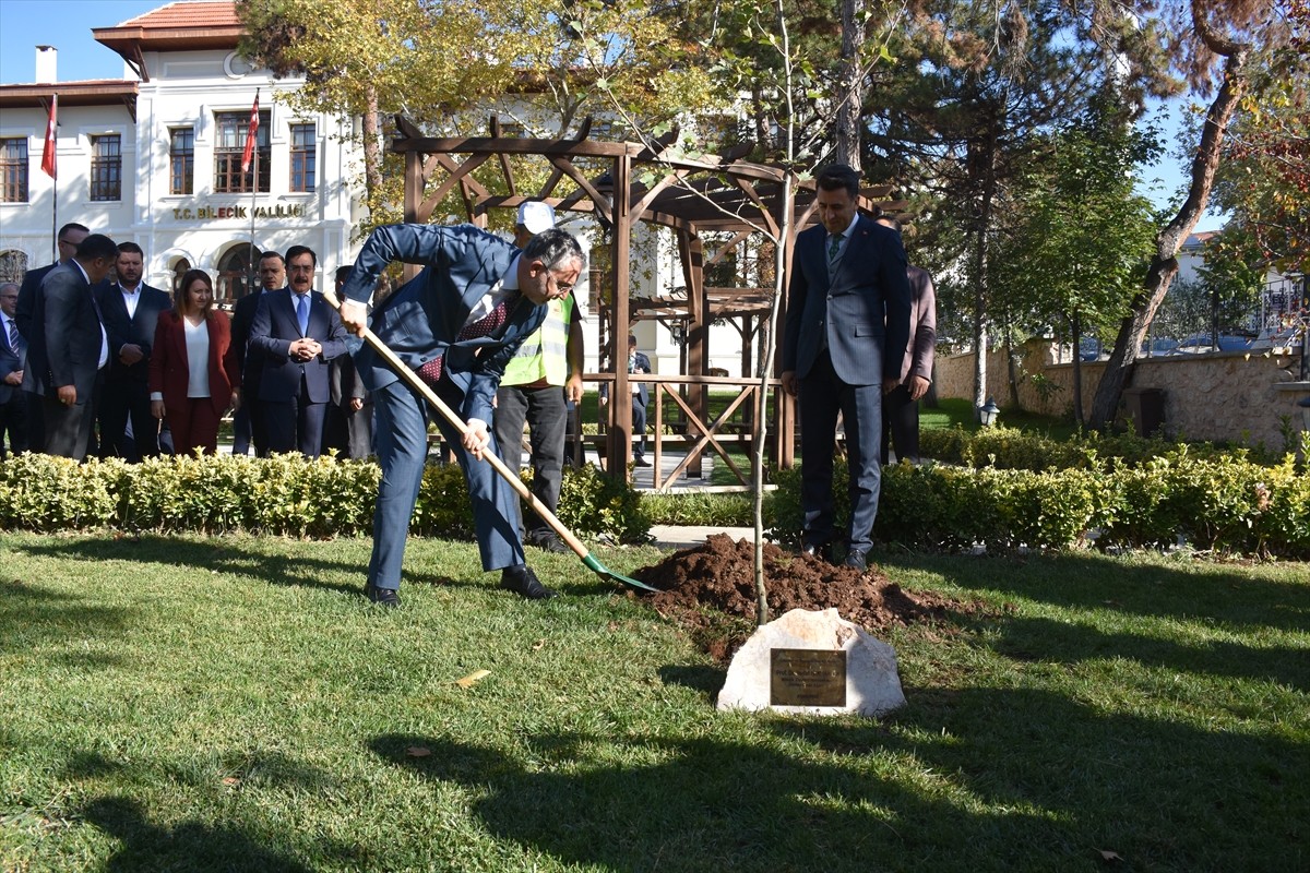 Çalışma ve Sosyal Güvenlik Bakanı Vedat Işıkhan (sol), bir dizi programa katılmak üzere geldiği...