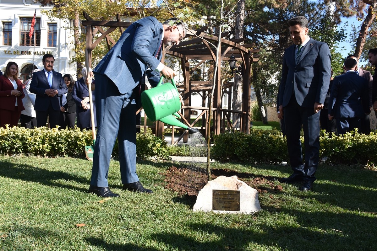 Çalışma ve Sosyal Güvenlik Bakanı Vedat Işıkhan (sol), bir dizi programa katılmak üzere geldiği...