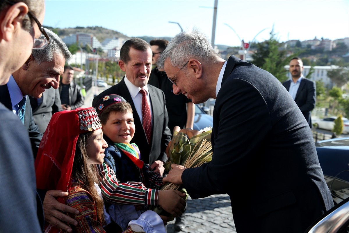 Çeşitli programlara katılmak üzere Yozgat'a gelen Sağlık Bakanı Kemal Memişoğlu, Valiliği ziyaret...