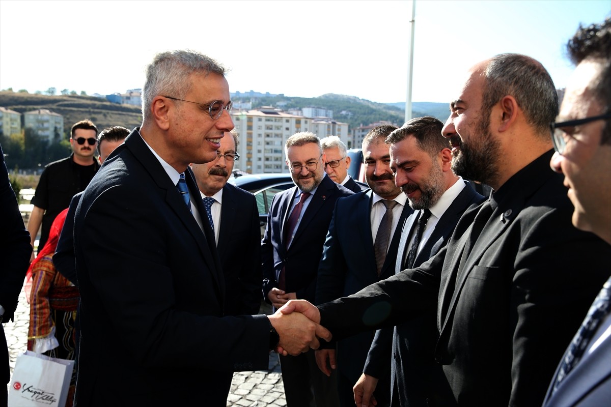 Çeşitli programlara katılmak üzere Yozgat'a gelen Sağlık Bakanı Kemal Memişoğlu, Valiliği ziyaret...