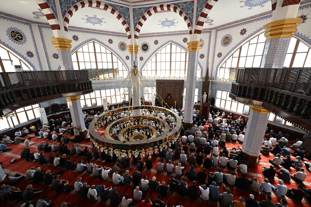 Diyanet İşleri Başkanı Ali Erbaş, Kırşehir Hoca Ahmet Yesevi Camisi'nde hutbe irat etti, cuma...