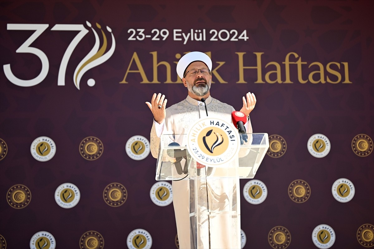 Diyanet İşleri Başkanı Ali Erbaş (ortada), Kırşehir'de 37. Ahilik Haftası kutlamaları kapsamında...