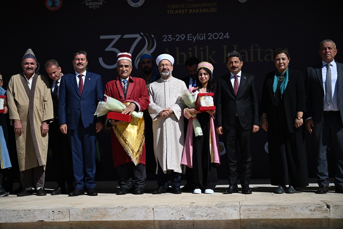 Diyanet İşleri Başkanı Ali Erbaş (ortada), Kırşehir'de 37. Ahilik Haftası kutlamaları kapsamında...