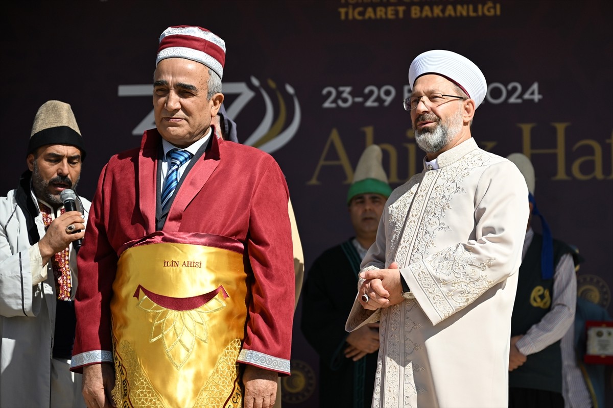 Diyanet İşleri Başkanı Ali Erbaş (ortada), Kırşehir'de 37. Ahilik Haftası kutlamaları kapsamında...