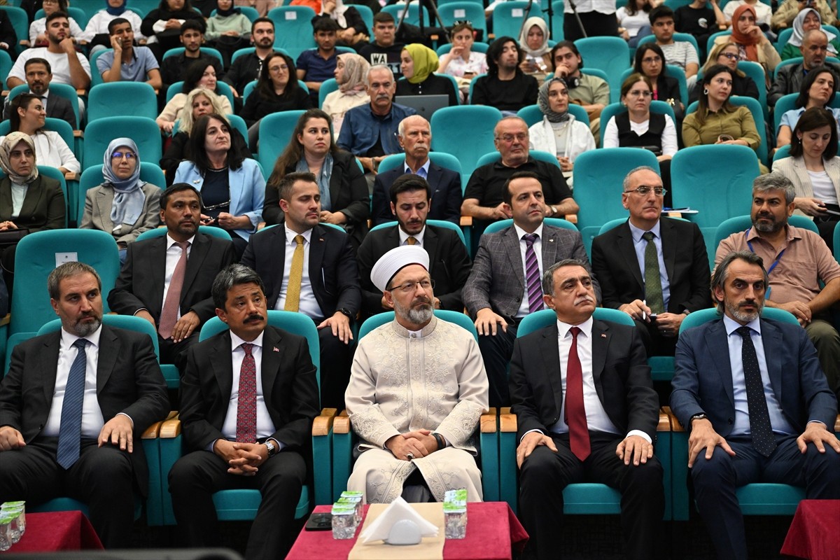 Diyanet İşleri Başkanı Ali Erbaş (ortada), Kırşehir'de Ahi Evran Üniversitesi Ahi Evran Kongre ve...