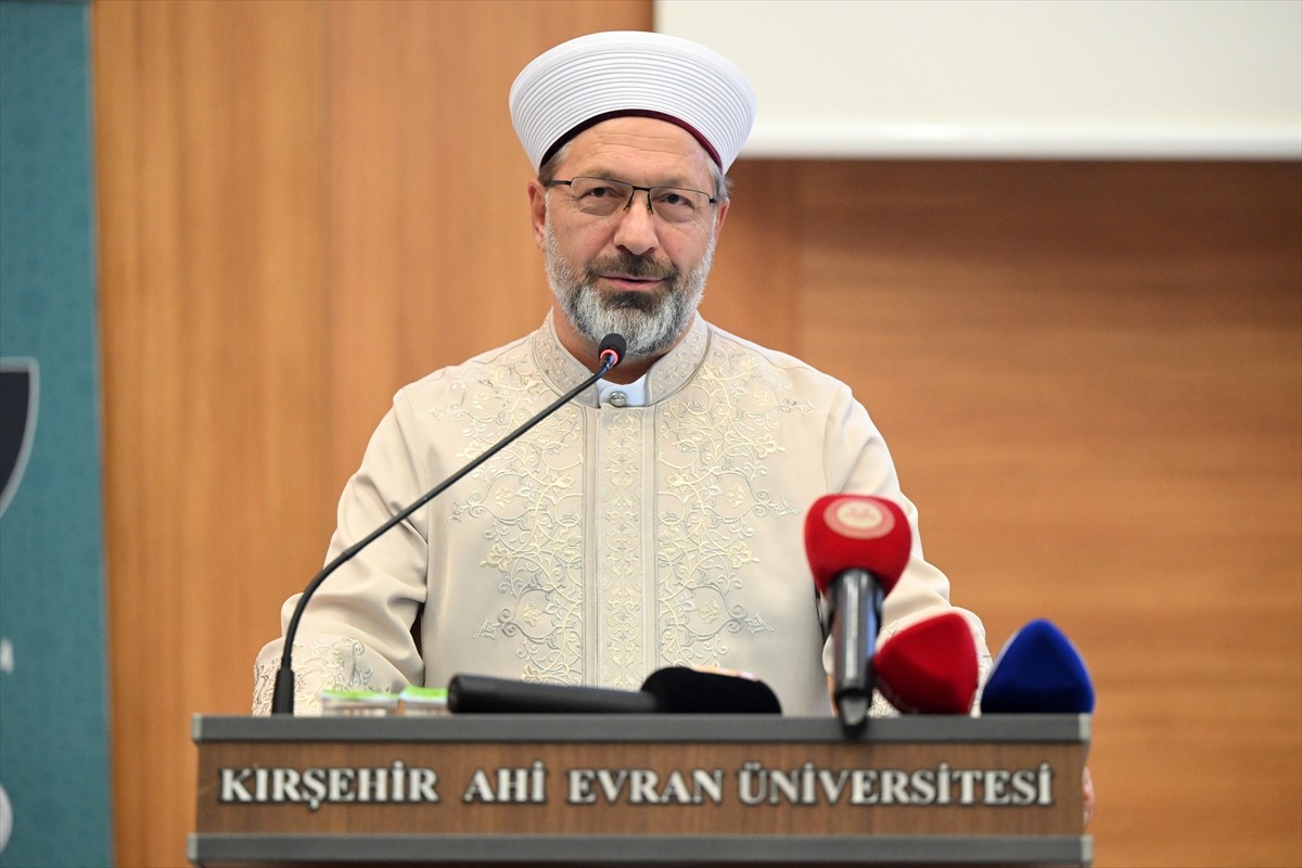 Diyanet İşleri Başkanı Ali Erbaş (ortada), Kırşehir'de Ahi Evran Üniversitesi Ahi Evran Kongre ve...