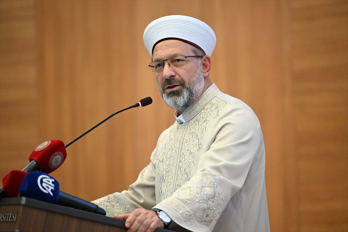 Diyanet İşleri Başkanı Ali Erbaş (ortada), Kırşehir'de Ahi Evran Üniversitesi Ahi Evran Kongre ve...