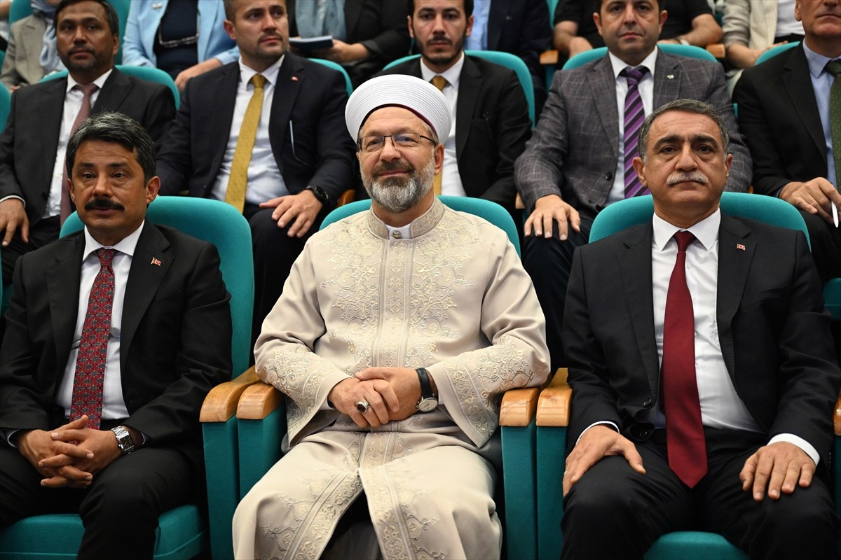 Diyanet İşleri Başkanı Ali Erbaş (ortada), Kırşehir'de Ahi Evran Üniversitesi Ahi Evran Kongre ve...