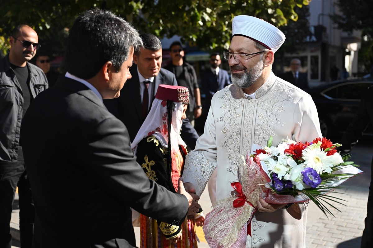 Diyanet İşleri Başkanı Ali Erbaş (sağda), Kırşehir Valisi Murat Sefa Demiryürek'i makamında...