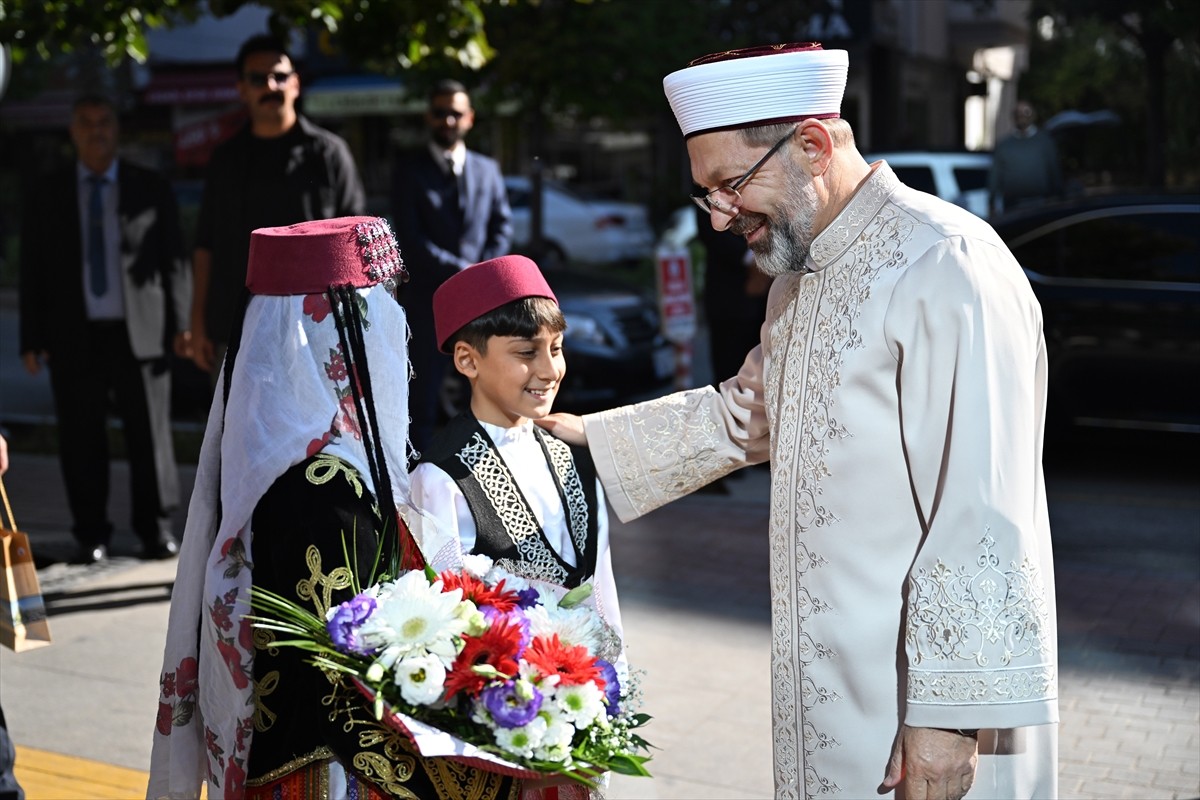 Diyanet İşleri Başkanı Ali Erbaş (sağda), Kırşehir Valisi Murat Sefa Demiryürek'i makamında...