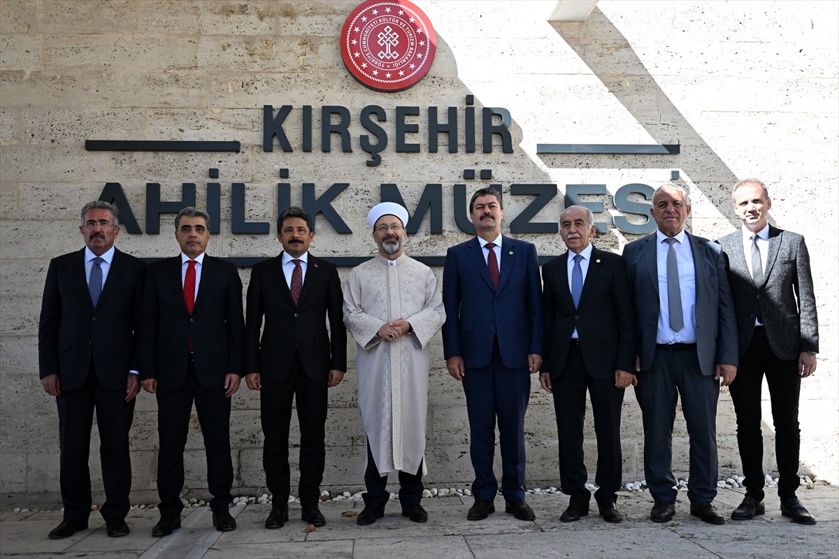 Diyanet İşleri Başkanı Erbaş (ortada), Kırşehir'de Kırşehir Ahilik Müzesi ile Ahi Evran Cami ve...