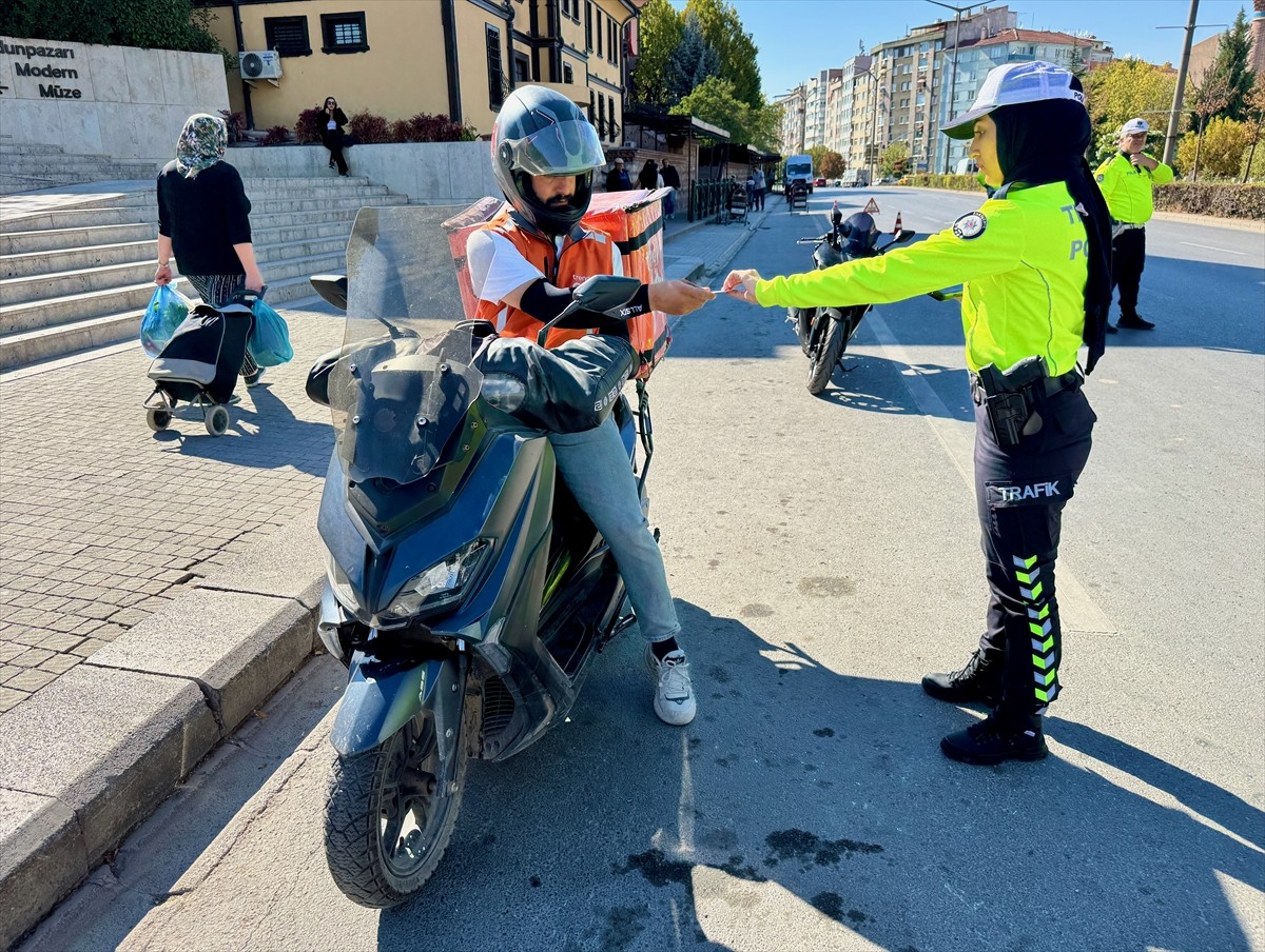 Eskişehir'de polis ekipleri motosiklet sürücülerine yönelik denetim yaptı. İl Emniyet Müdürlüğü...