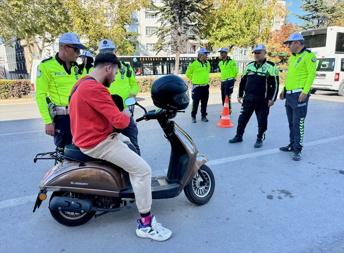 Eskişehir'de polis ekipleri motosiklet sürücülerine yönelik denetim yaptı. İl Emniyet Müdürlüğü...