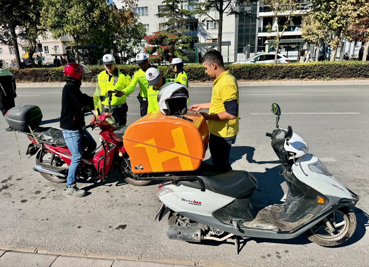 Eskişehir'de polis ekipleri motosiklet sürücülerine yönelik denetim yaptı. İl Emniyet Müdürlüğü...