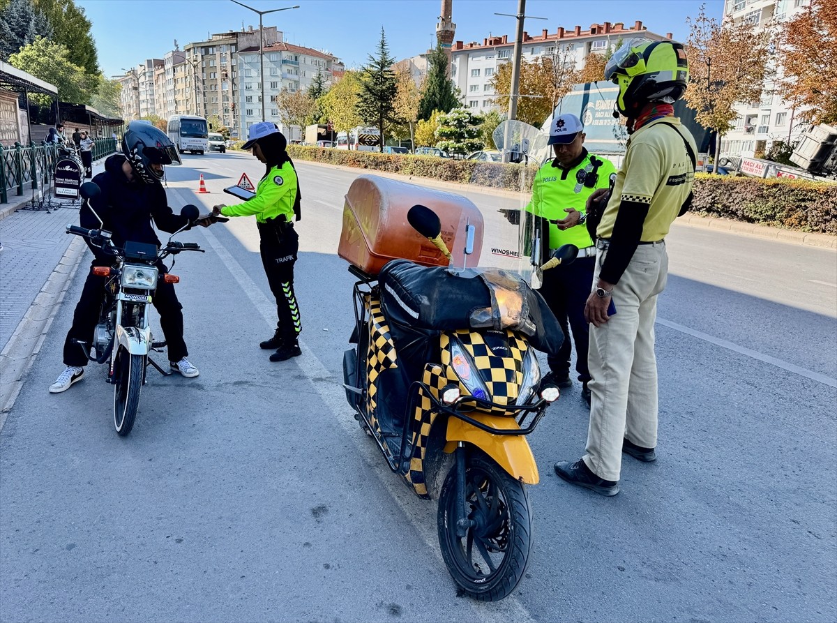 Eskişehir'de polis ekipleri motosiklet sürücülerine yönelik denetim yaptı. İl Emniyet Müdürlüğü...