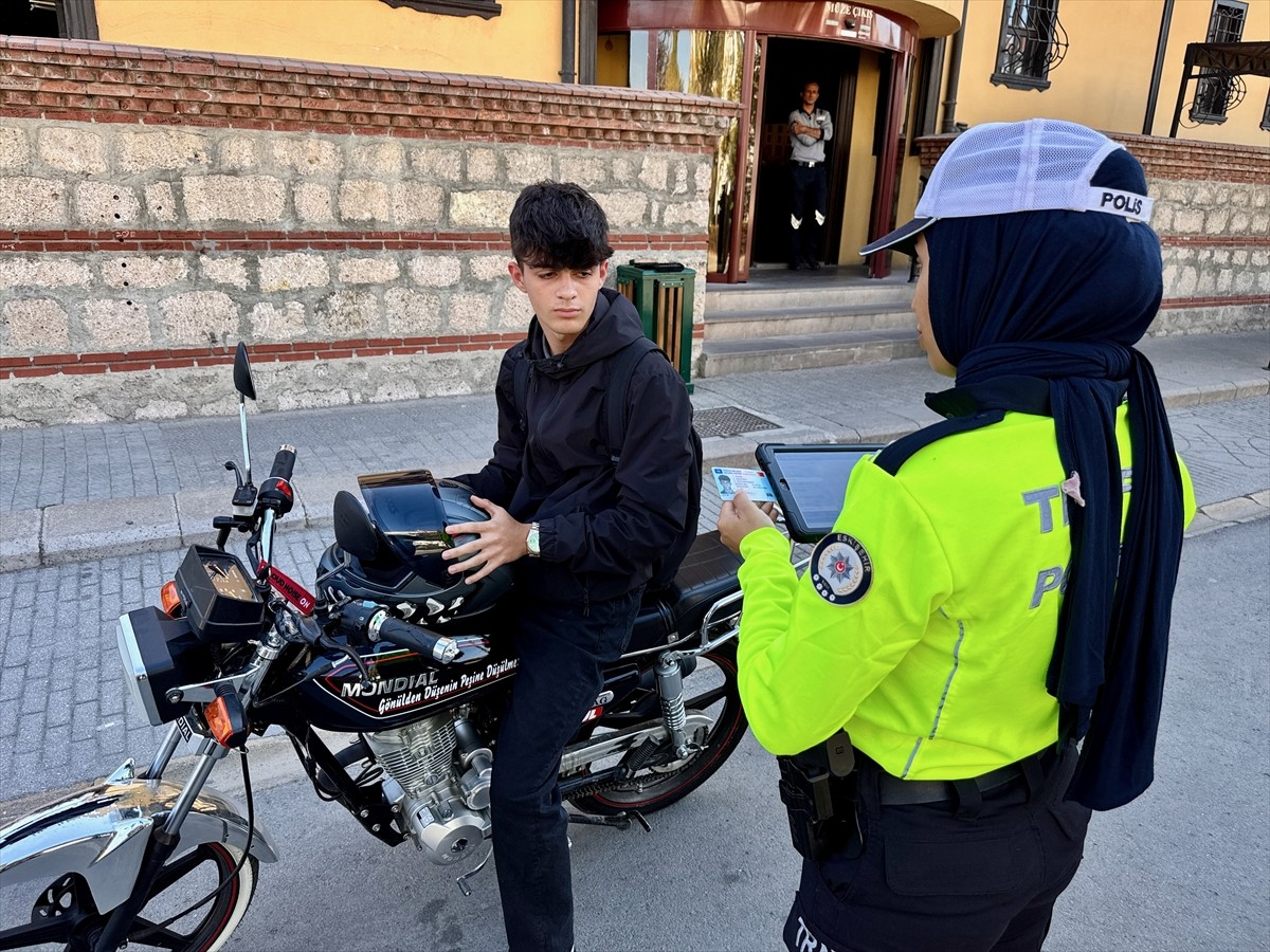 Eskişehir'de polis ekipleri motosiklet sürücülerine yönelik denetim yaptı. İl Emniyet Müdürlüğü...