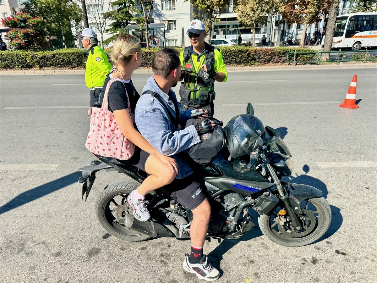 Eskişehir'de polis ekipleri motosiklet sürücülerine yönelik denetim yaptı. İl Emniyet Müdürlüğü...