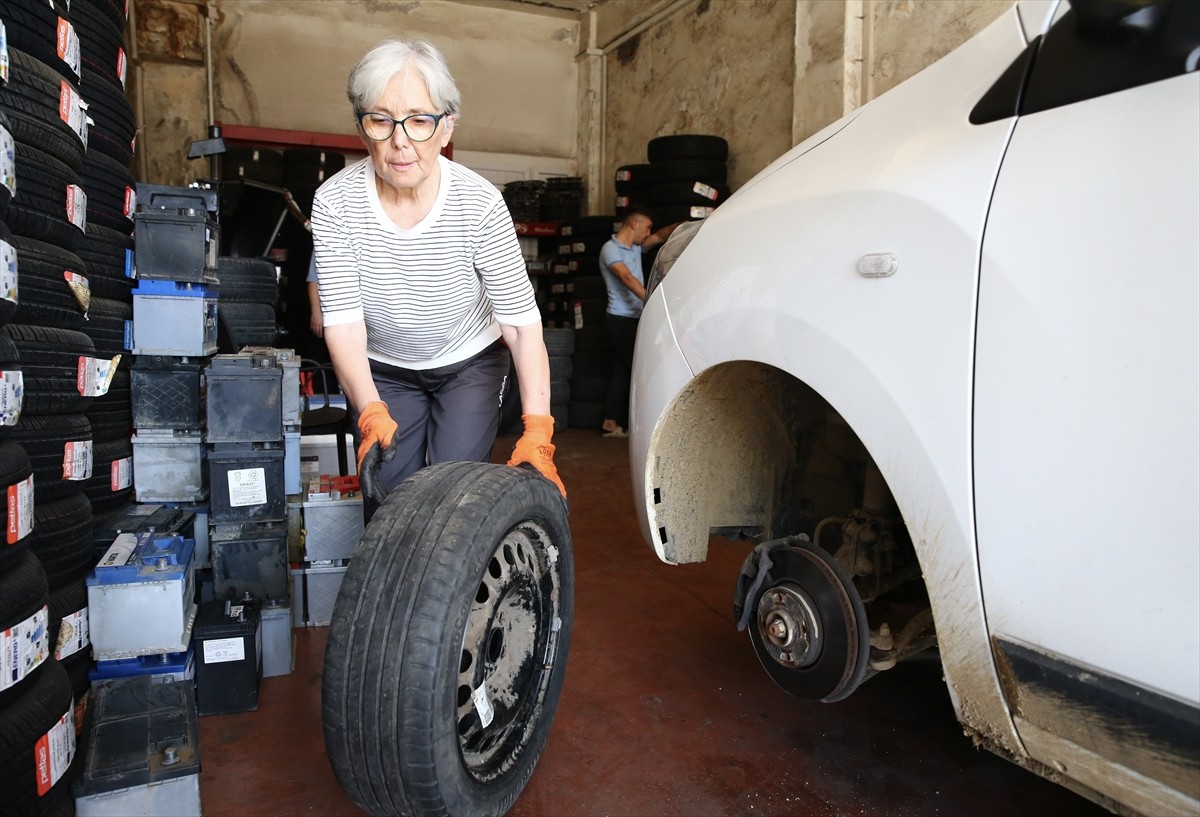 Giresun'da "Yılın Ahisi" seçilen Dilek Emine Domaçoğlu, 40 yıldır motorlu araç ön düzen ayarcılığı...