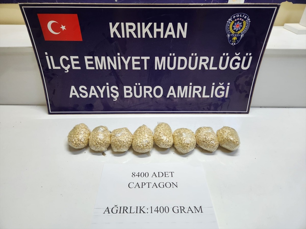 Hatay'ın Kırıkhan ilçesinde durdurulan otomobilde yapılan aramada 8 bin 400 uyuşturucu hap ele...