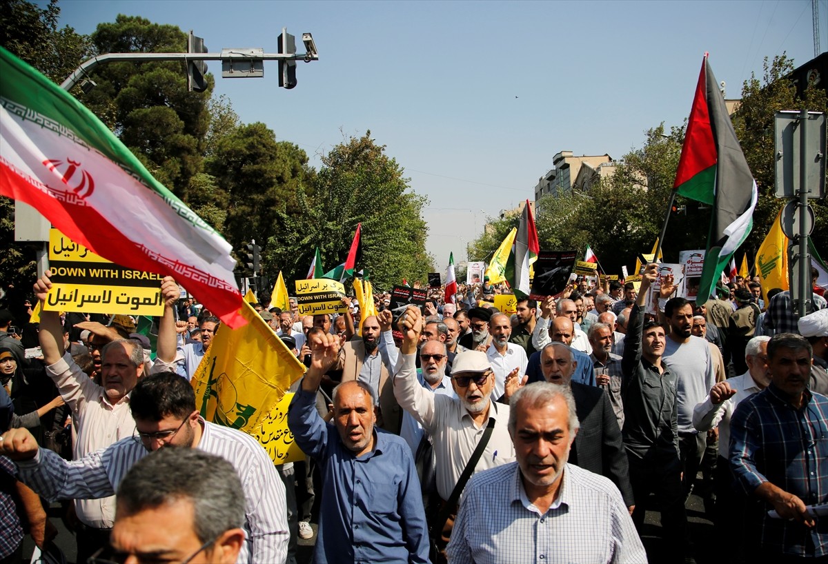 İran'ın başkenti Tahran başta olmak üzere birçok kentte İsrail'in Gazze ve Lübnan'a saldırıları...